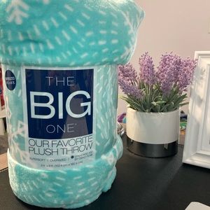 NWT 🎀 The Big One Throw Blanket